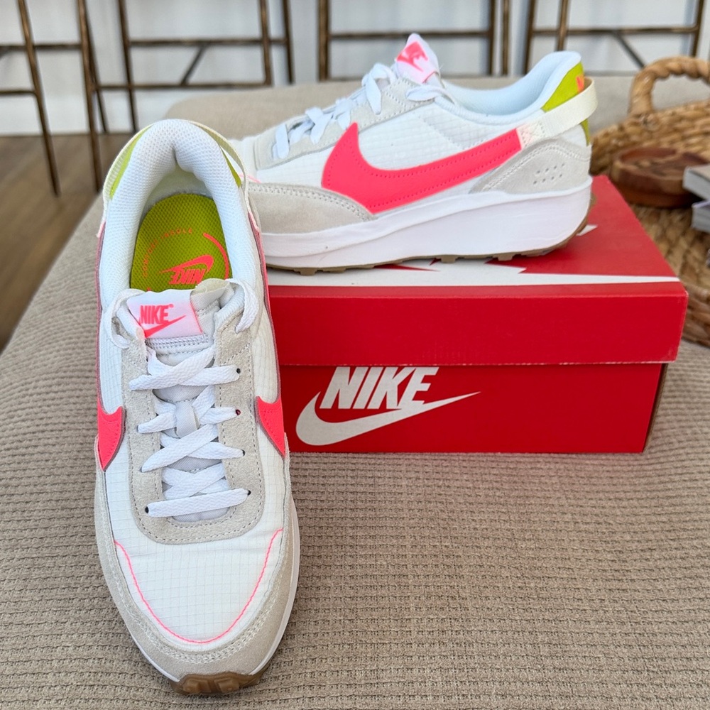 Nike Day break Women's White and Pink Sneakers